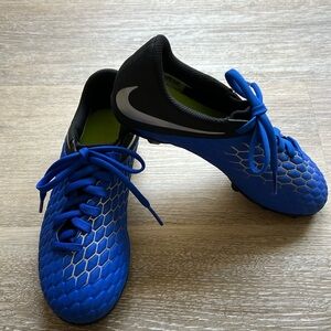 Nike Hypervenom boy size 1. Color blue, silver and black. Brand new